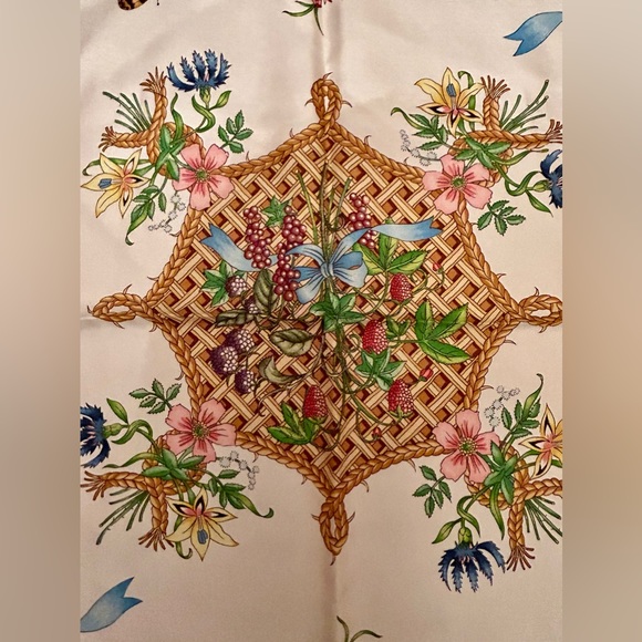 VINTAGE GUCCI 1970s Silk Scarf /Vittorio Accornero Floral Butterfly Fruit Print - Picture 11 of 12